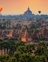 Heißluftballons fliegen über Tempel in Myanmar.