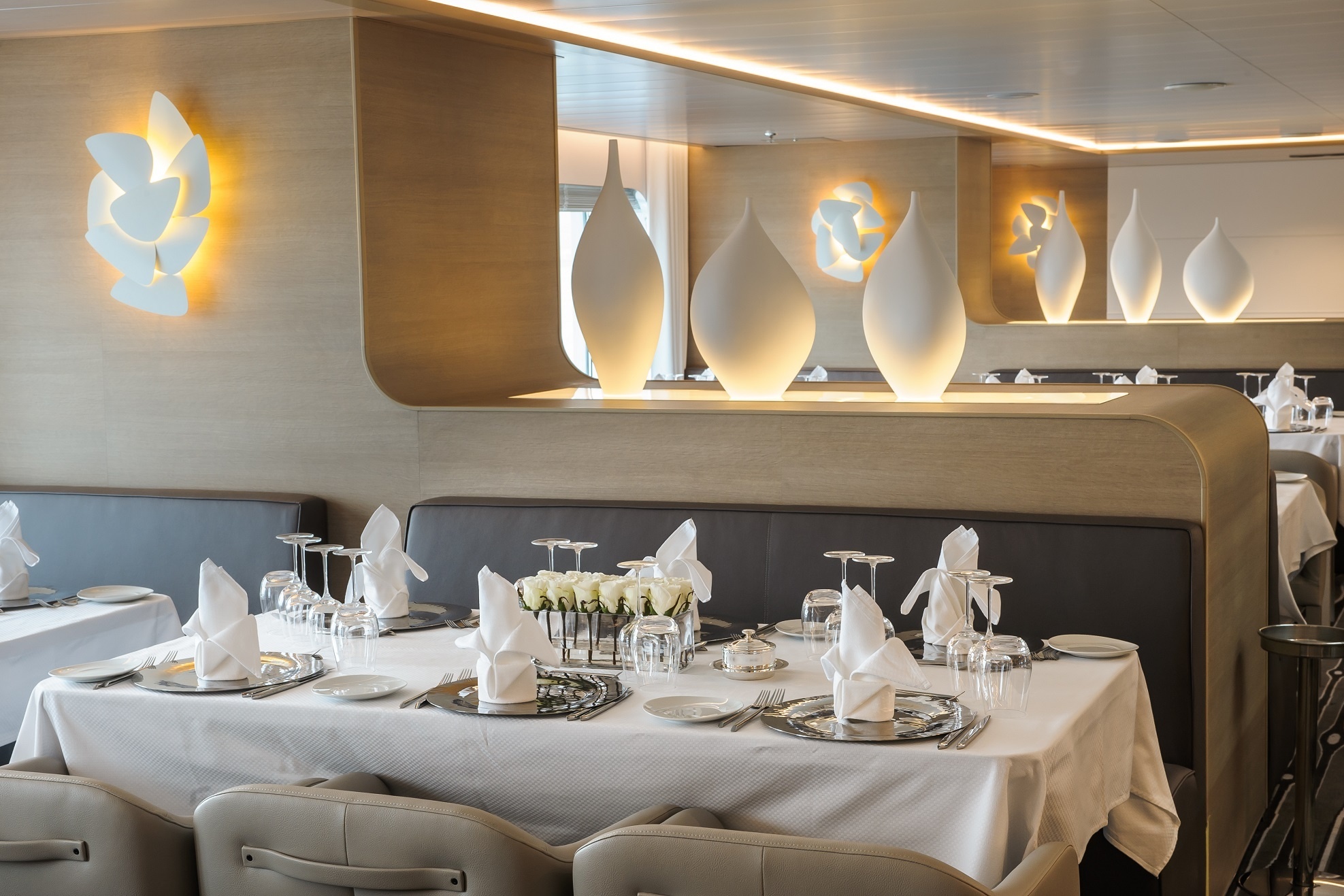 Restaurant an Bord der Le Soleal von Ponant Yachtkreuzfahrten